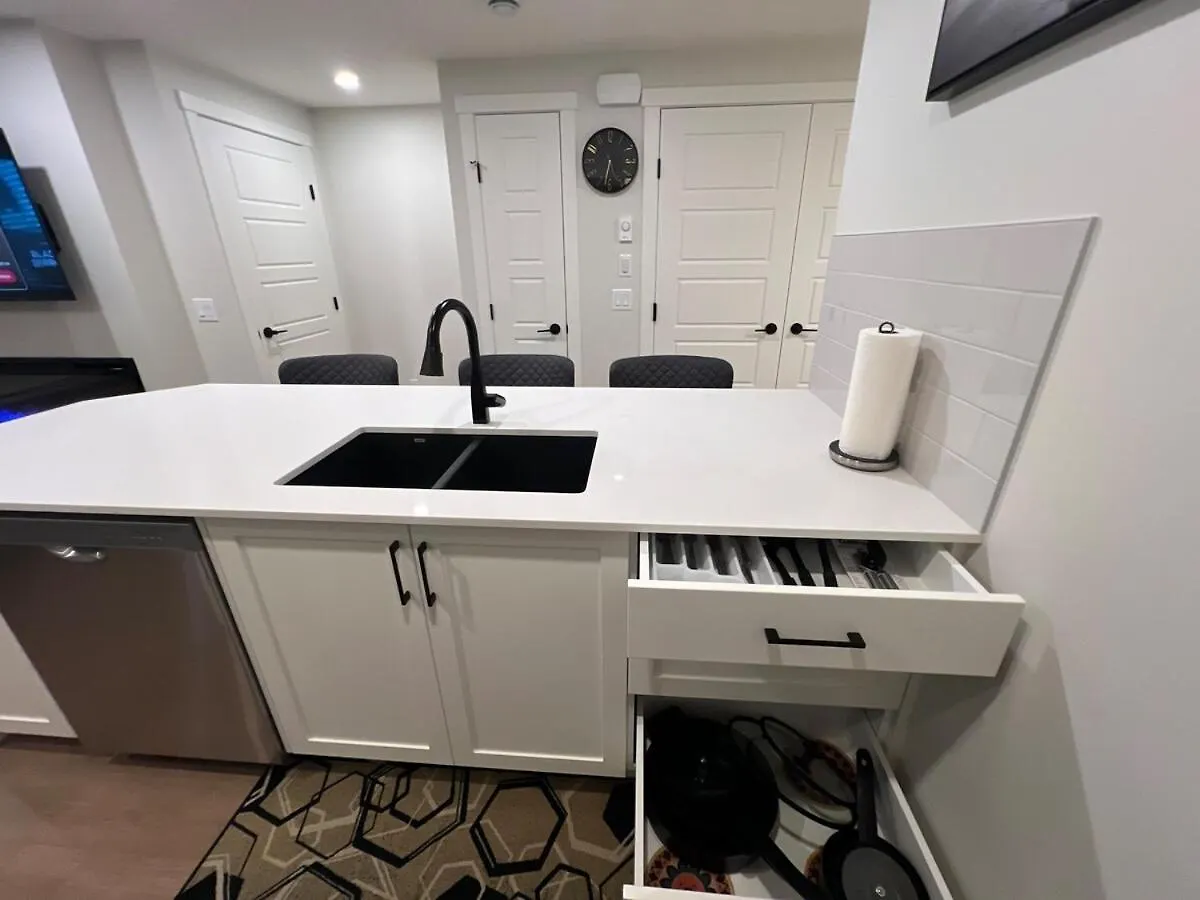 2-Bedroom Suite Near Yyc Airport 0*, Calgary