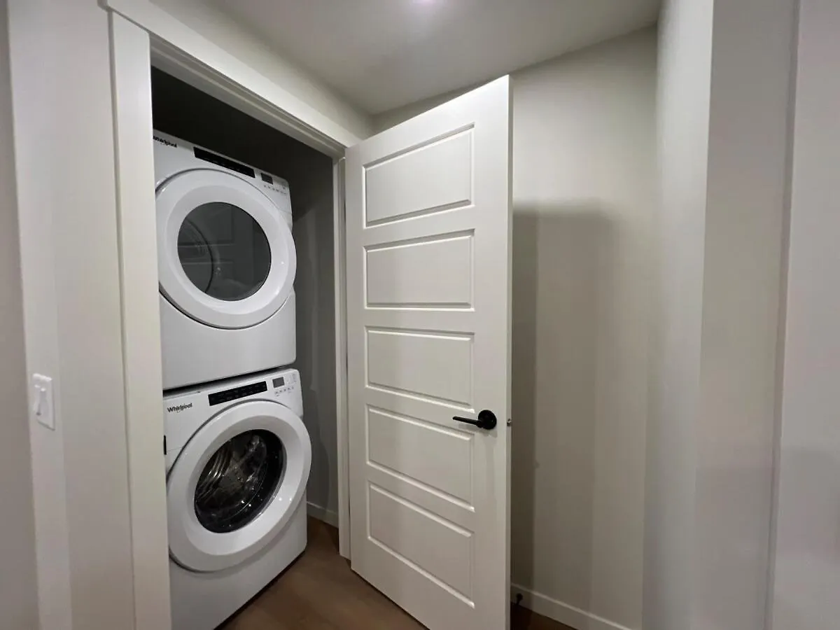 2-Bedroom Suite Near Yyc Airport Canada